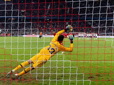 גזאניגה הודף את הפנדל של בואטנג (getty)