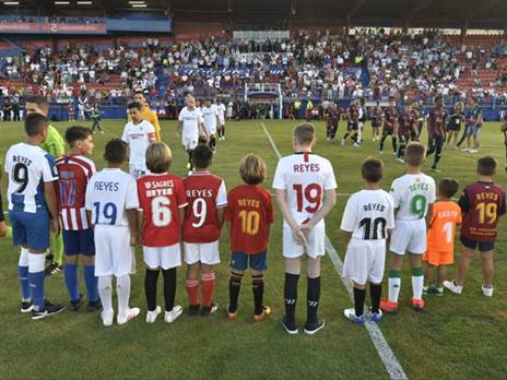 לפני המשחק, הילדים עלו למגרש עם החולצות מהקריירה של רייס (Twitter)