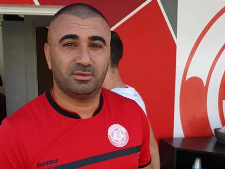 ערן לוי מדגמן את המדים החדשים