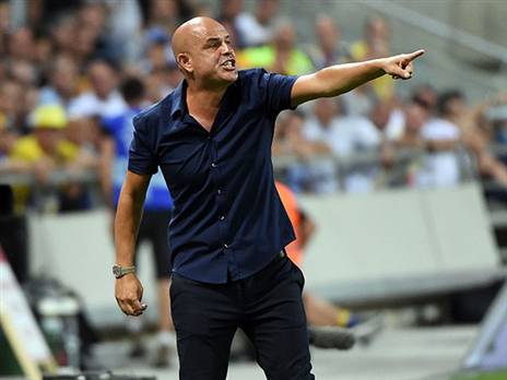 מאוכזב, אבל עדיין מחכה לו. אבוקסיס (צילום: ברני ארדוב)