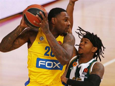 ועכשיו: להשלים זכייה בתואר. טאריק בלאק (צילום: אתר רשמי מכבי תל אביב)