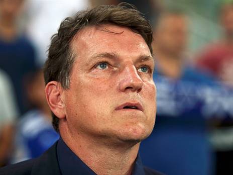 כולם נושאים עיניים אל עבר הפגישה בהתאחדות. הרצוג (אלן שיבר)