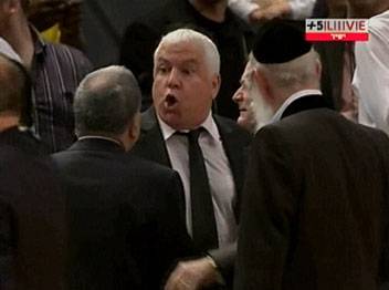 גרשון מסרב לרדת מהמהגרש. סטרן נזף