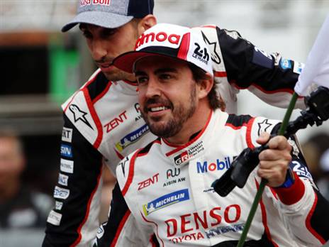 פרננדו אלונסו עם קבוצת הלה מאן של טויוטה (צילום: Getty)
