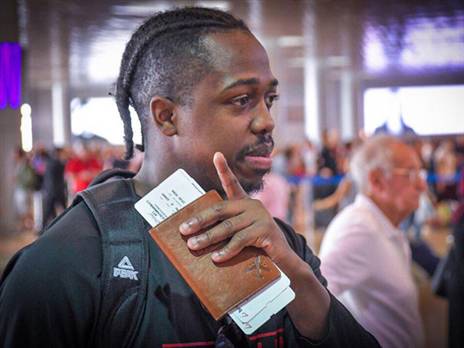 בראון וירושלים המריאו לצרפת