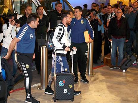 העיתונאים ניסו ליצור מגע עם מסי, ללא הצלחה (אלן שיבר)