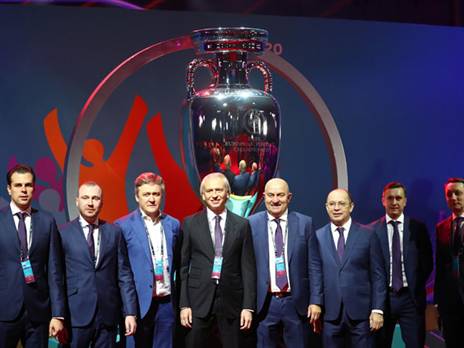 מי תניף את הגביע? (GETTY)