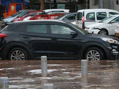 הצפות מחוץ לבלומפילד, בכל מקרה אוהדים לא היו מצליחים להגיע (אודי ציטיאט)