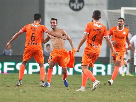 אחראי לניצחון הבכורה. בויסן (אלן שיבר)