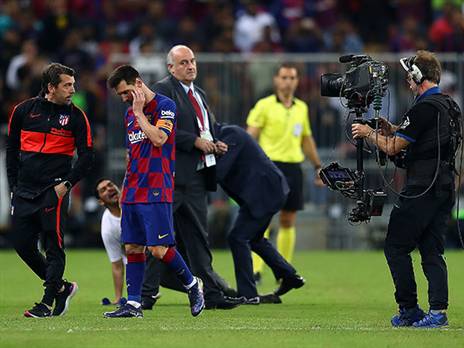 מסי יורד מהמגרש מאוכזב. (getty)