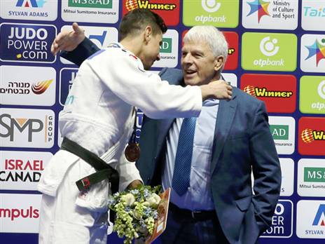 המדליה הראשונה (אלן שיבר)