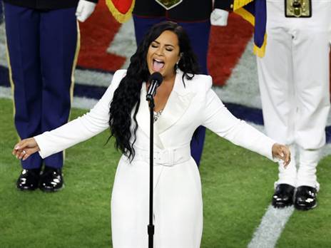 דמי לובאטו ביצעה את ההמנון לפני הפתיחה (GETTYIMAGES)