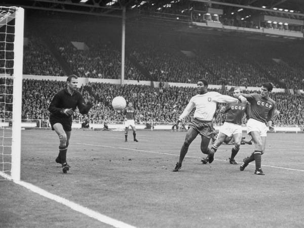 יאשין מול אוזביו. גדול שוערי המאה ה-20 (Getty)