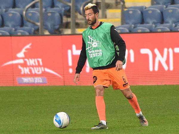 הבלם הארגנטינאי רוצה כבר לחזור לדשא. דוטארי (צילום: ברני ארדוב)