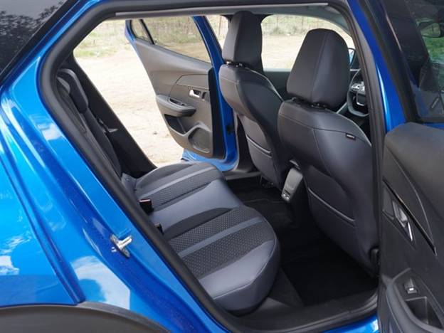 מרחב הנוסעים בספסל האחורי נדיב במיוחד. גם גבוהים מאוד לא יתקשו להכנס ולצאת. חבל שאין פתחי מיזוג