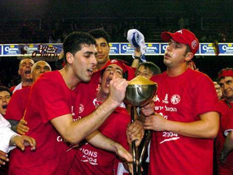 שחקני ירושלים עם הגביע. הצדק נעשה עם מקארתי (Getty)