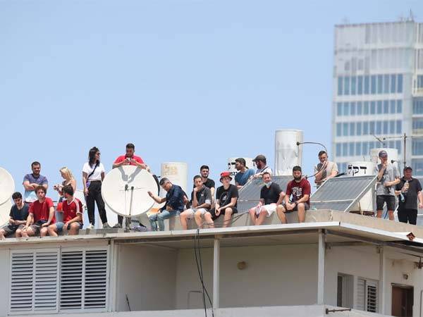 האוהדים צמאים לכדורגל (באדיבות הפועל ת"א)