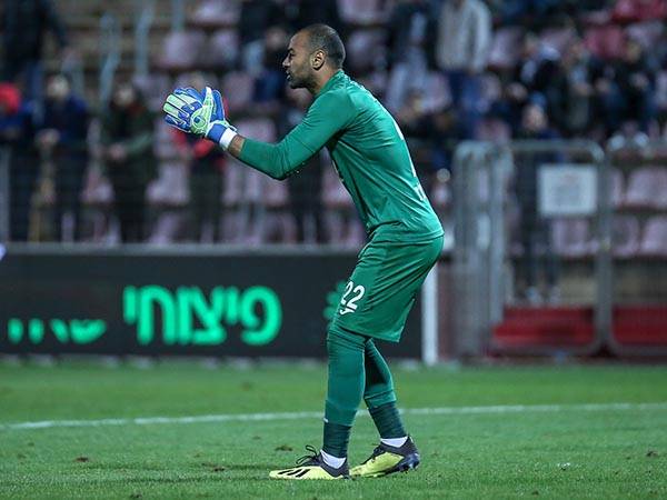 קנדיל מחכה לשריקת הפתיחה (אנצ'ו גוש)