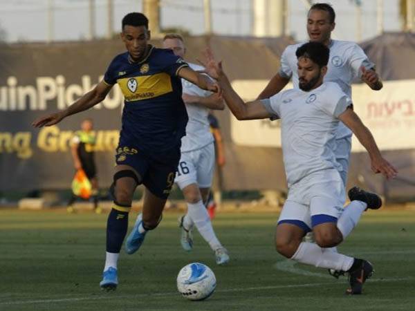 בלקמן נעצר מול דניאל פרץ (צילום באדיבות מכבי ת"א, האתר הרשמי)