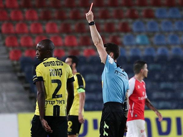 הכרטיס האדום תמיד מרחף, קונטה (דני מרון)