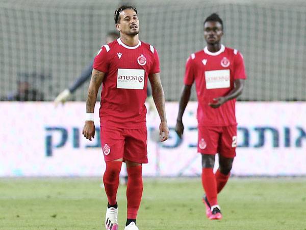 "לא שמח לאידם". שחקני הפועל עצובים בסיום (צילום: אלן שיבר)