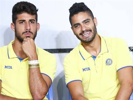 קנדיל (מימין). היחיד שמצליח להצחיק את איביץ' (אלן שיבר)