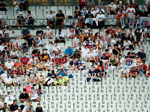 עם מסכות, אבל עדיין: יש קהל ביציעים גם הערב (getty)