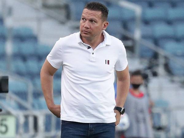 בוחן את האפשרויות לקראת המשחק. בכר (צילום: דני מרון)