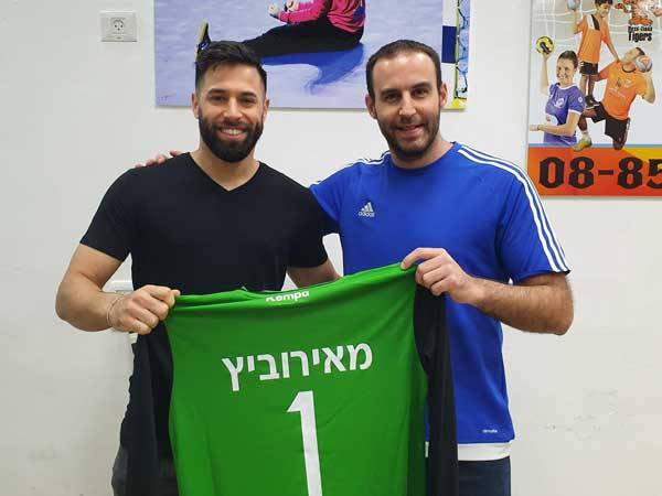 מאירוביץ' במעמד החתימה עם המנכ"ל עמית כהן (צילום באדיבות א.כ נס ציונה)