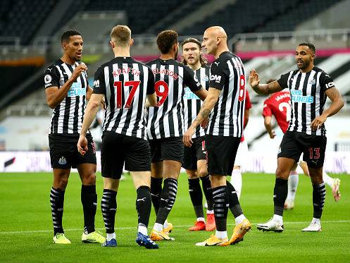 ניוקאסל חוגגת את השער העצמי (getty)