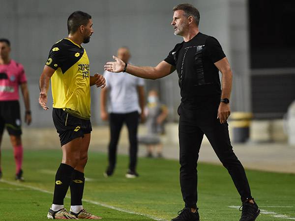 אטפלד. שיחה קשה לשחקניו (ברני ארדוב)