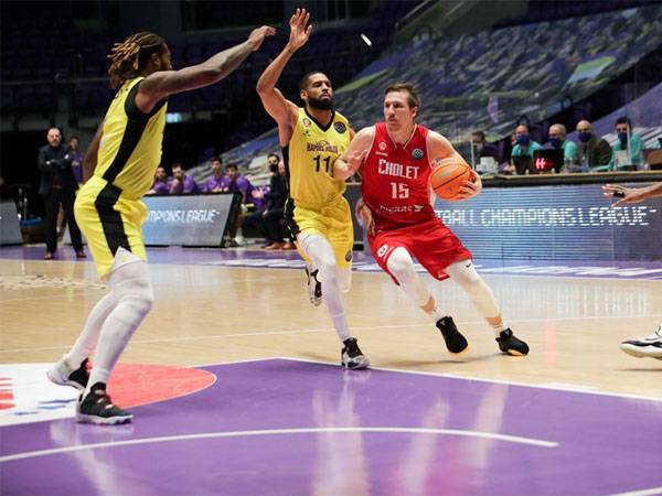 הגנה חזקה של חולון. (FIBA)