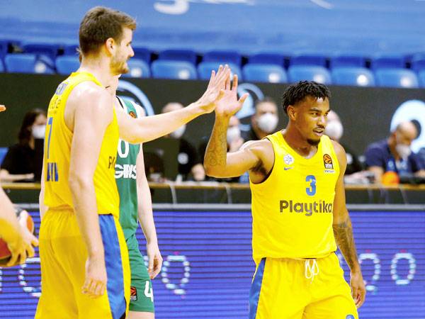 ג'ונס התעלל באורחת (אלן שיבר)