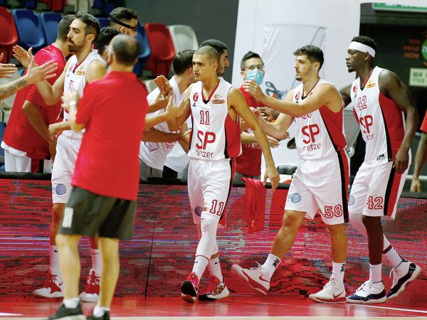 הפועל ת"א גם סבלה מלא מעט חוסר מזל (אלן שיבר)