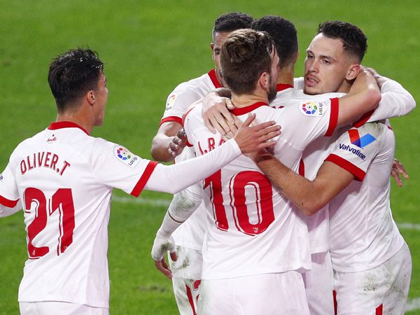 אוקמפוס וסביליה חגגו במחצית הראשונה (Getty)