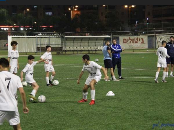 "אנחנו אנשי חינוך לפני הכל" (מכבי פ"ת)