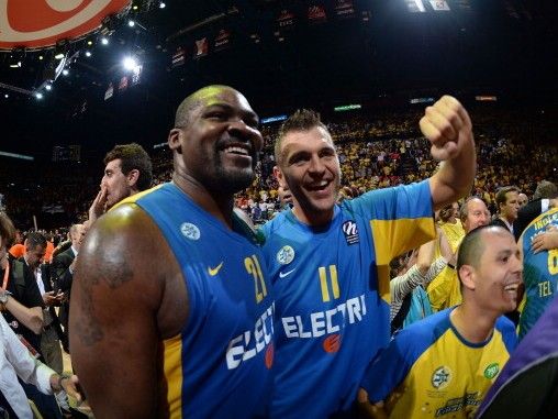 אנדריאה ז'יז'יץ' וסופו חוגגים זכייה ביורוליג ב-2014. השפיעו על אנטה (Getty)