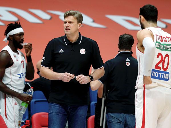 "המאמן הוא על תקן הצ'יף" (אלן שיבר)