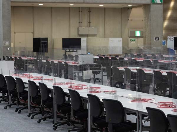 מחיצות בחדר התקשורת כדי למנוע הדבקה (Getty)