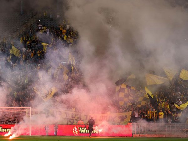 האבוקות מיציעי בית"ר (דני מירון)