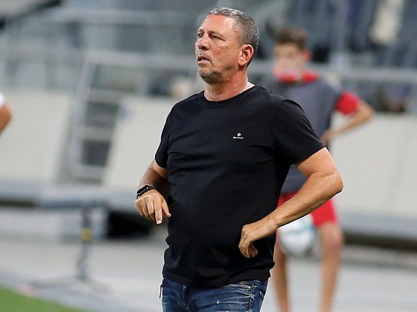 קלינגר, מתלבט בין שני שחקנים (אלן שיבר)