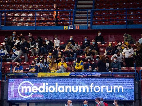 האוהדים הצהובים ביציע (אלעד גולדשטיין, מכבי ת"א עמוד האינסטגרם הרשמי)