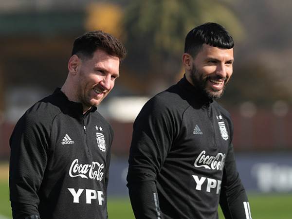 "רציתי לשנות נושא". אגוארו ומסי (getty)