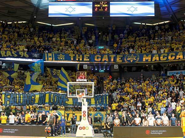 הקהל בצהוב דוחף את הקבוצה שלו (אלן שיבר)