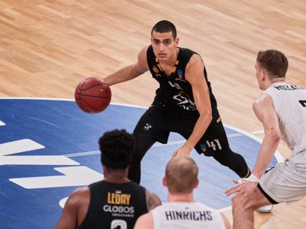 (צילום מהטוויטר של פרטיזן)