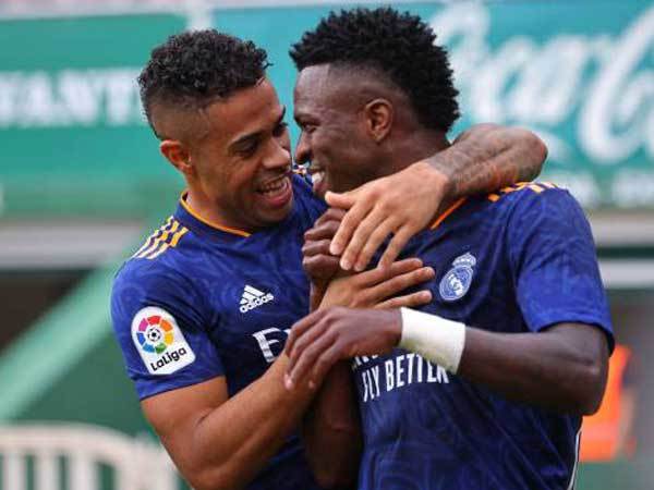 שיתוף פעולה נהדר בין השניים הוביל לשער הראשון. ויניסיוס ומריאנו (GETTY)