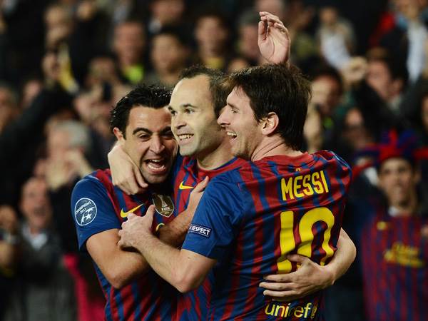 צ'אבי יחד עם ליאו מסי ואנדרס אינייסטה. היה חלק בלתי נפרד מדור הזהב של ברצלונה (GETTY)