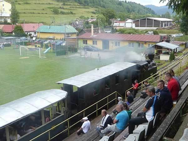 "טי ג'יי טטרן ציירני בלוג" בסלובקיה. הרכבת עוברת בין הקהל למגרש