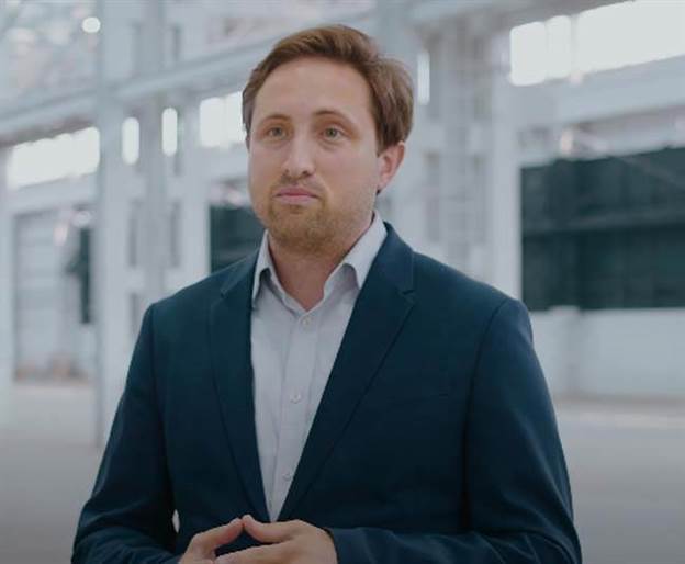 לא מתכוון לעשות מהפכה בטווח הקצר. דייויס