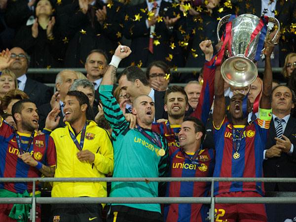 חלק מקבוצה היסטורית. אבידל מניף את גביע האלופות (Getty)